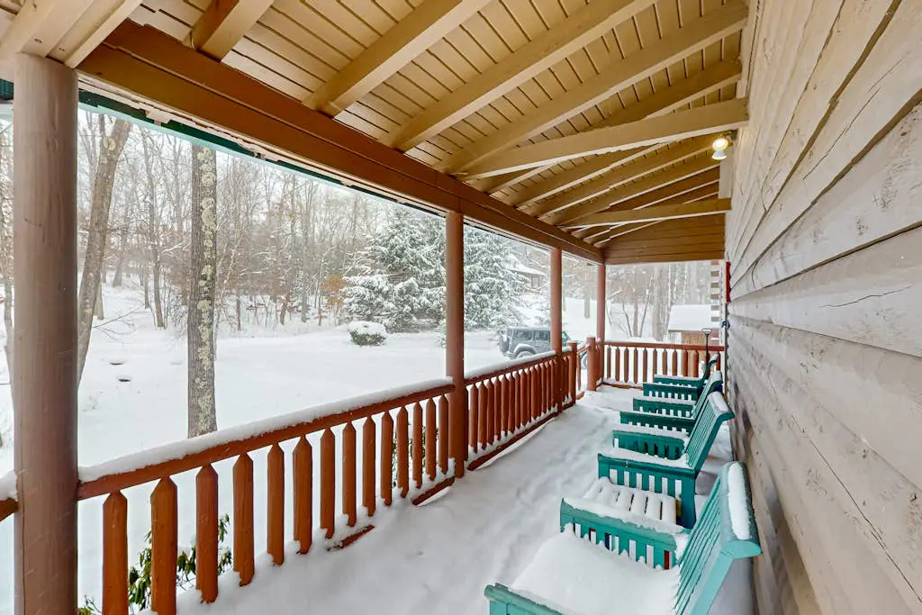 Rustic 4BR Cabin - HOT TUB - McHenry