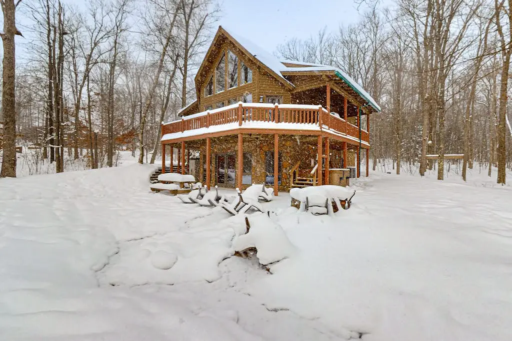 Rustic 4BR Cabin - HOT TUB - McHenry
