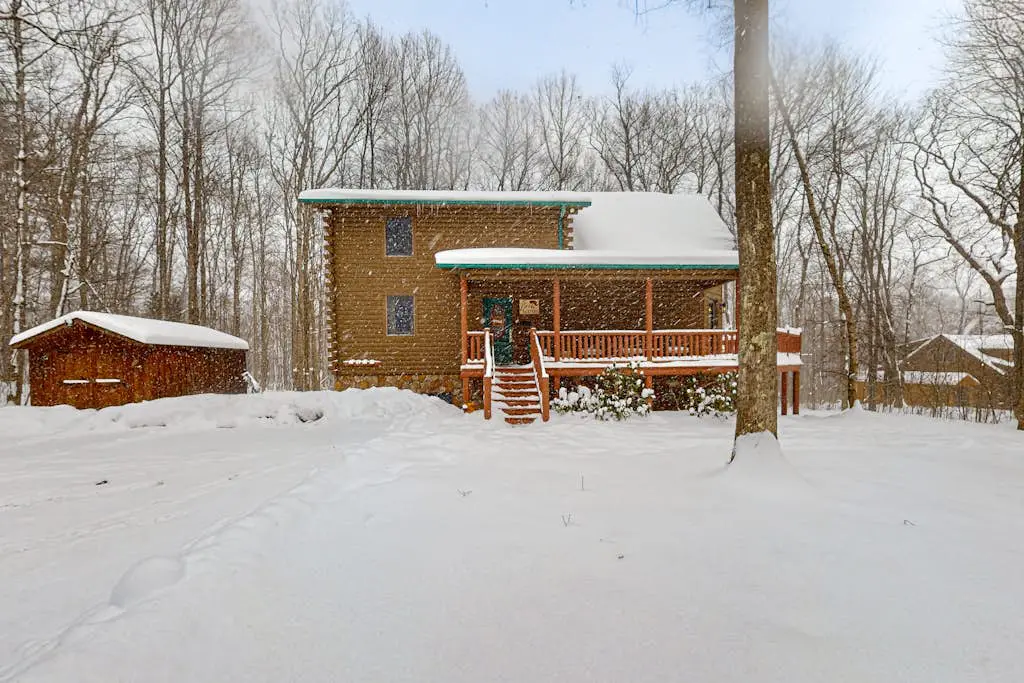 Rustic 4BR Cabin - HOT TUB - McHenry