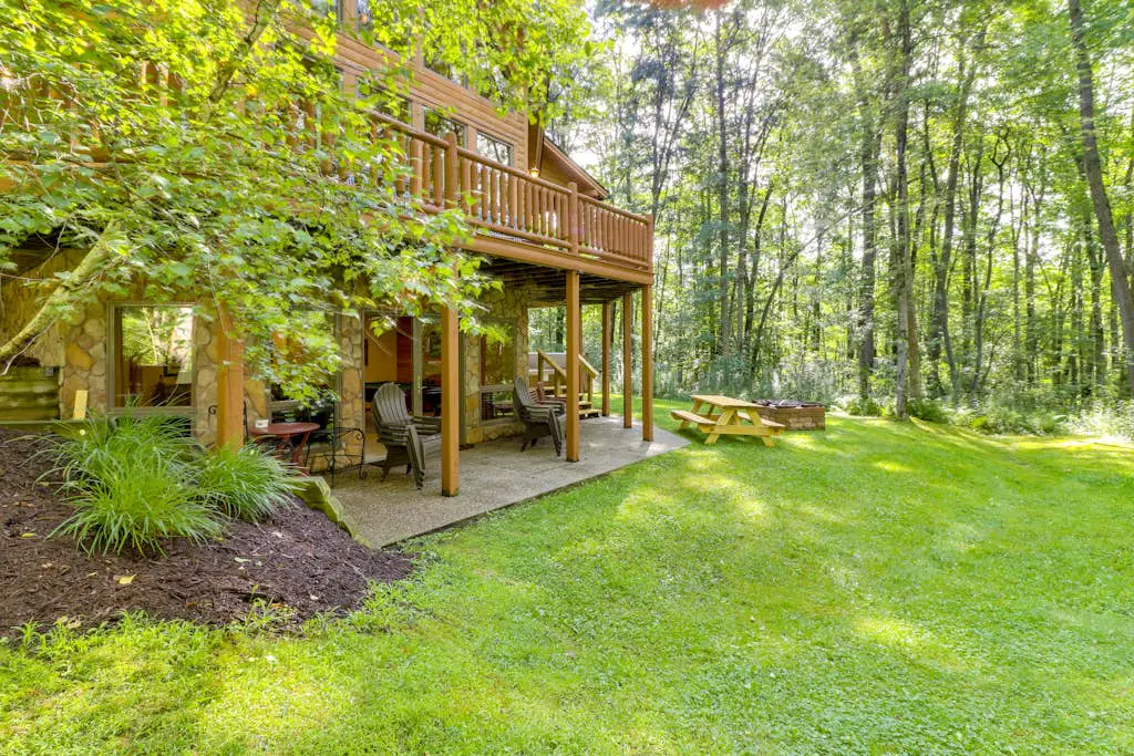 Rustic 4BR Cabin - HOT TUB - McHenry