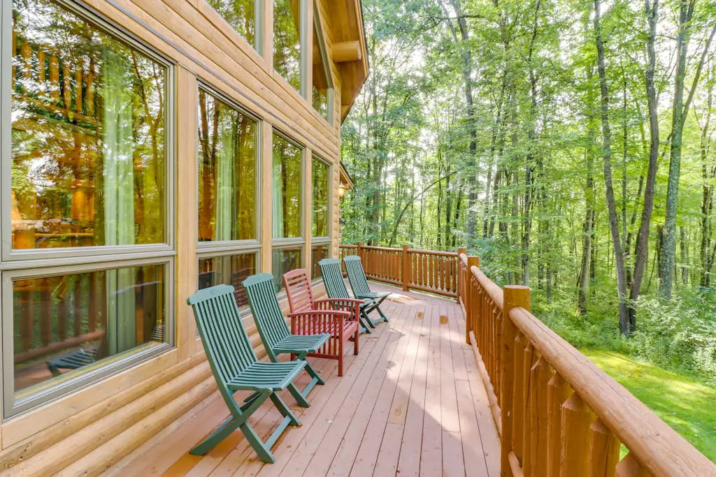 Rustic 4BR Cabin - HOT TUB - McHenry