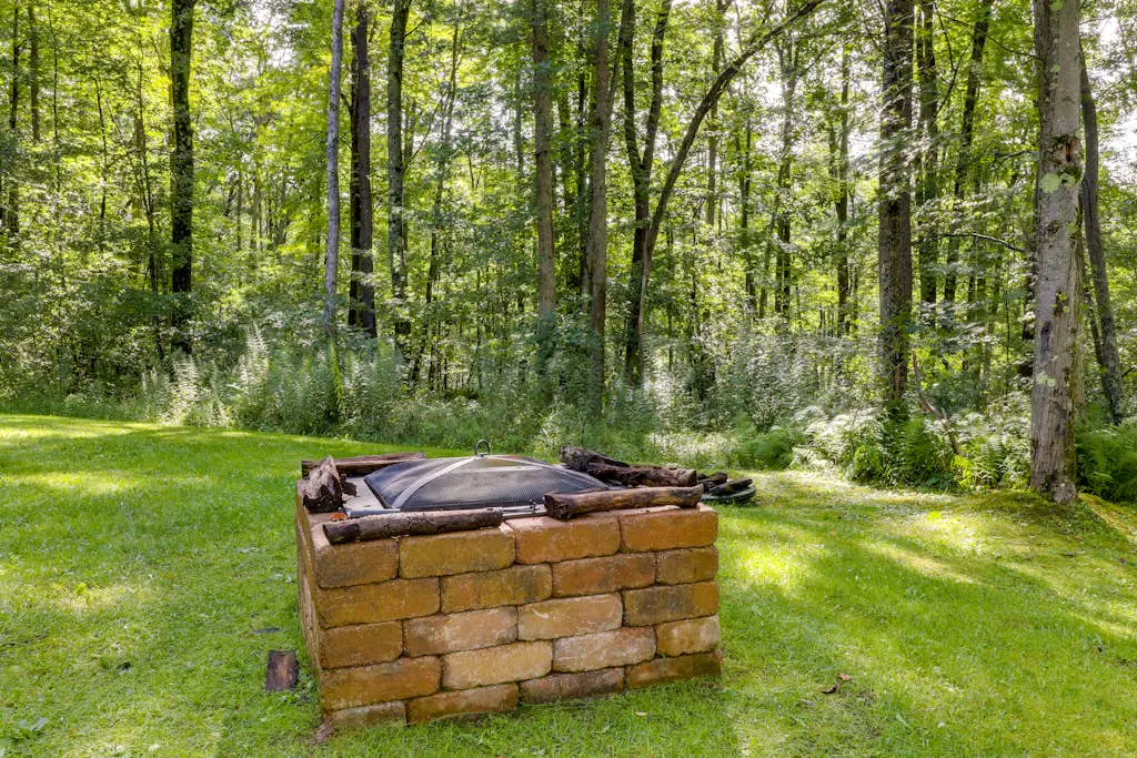 Rustic 4BR Cabin - HOT TUB - McHenry