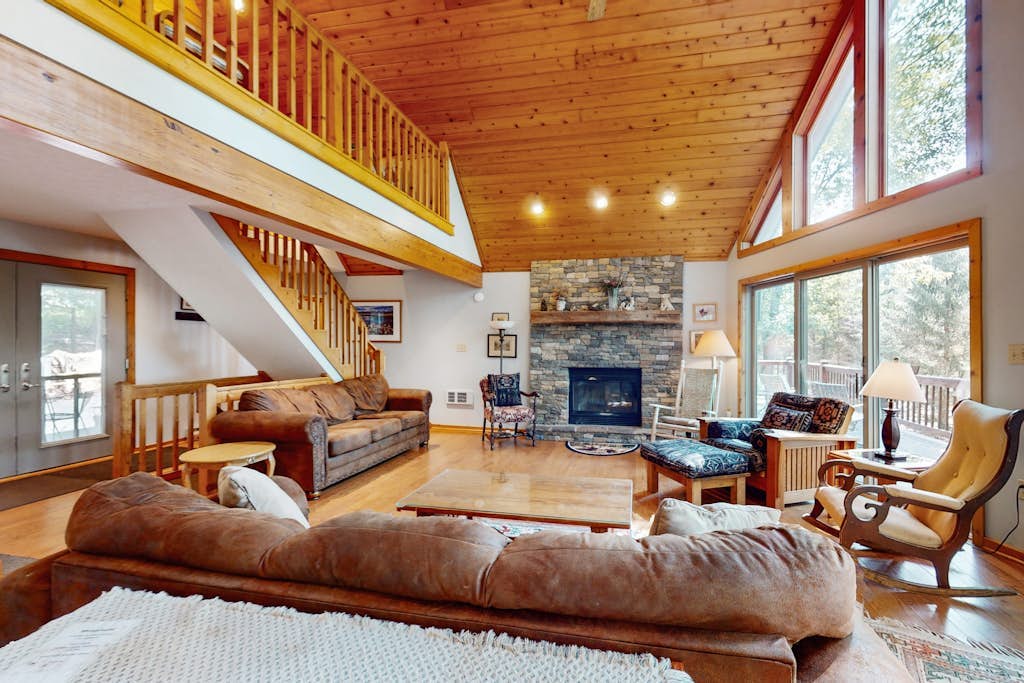 Spacious 6BR Chalet - HOT TUB - McHenry | 6 Bed McHenry, MD Chalet