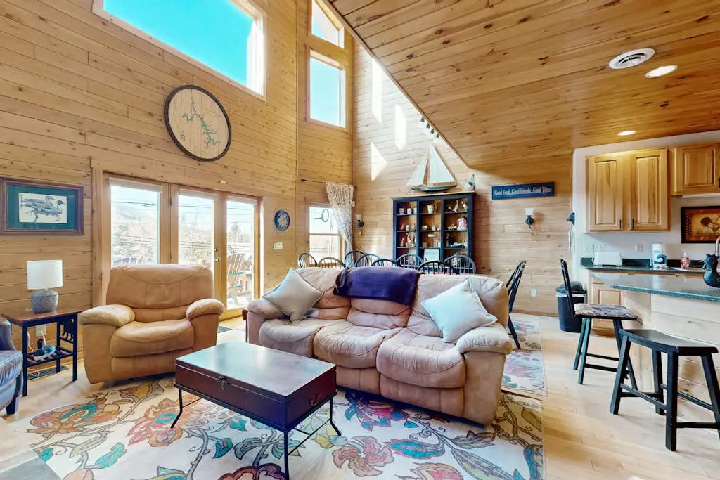 Charming 4BR Townhouse - LAKE VIEW - McHenry
