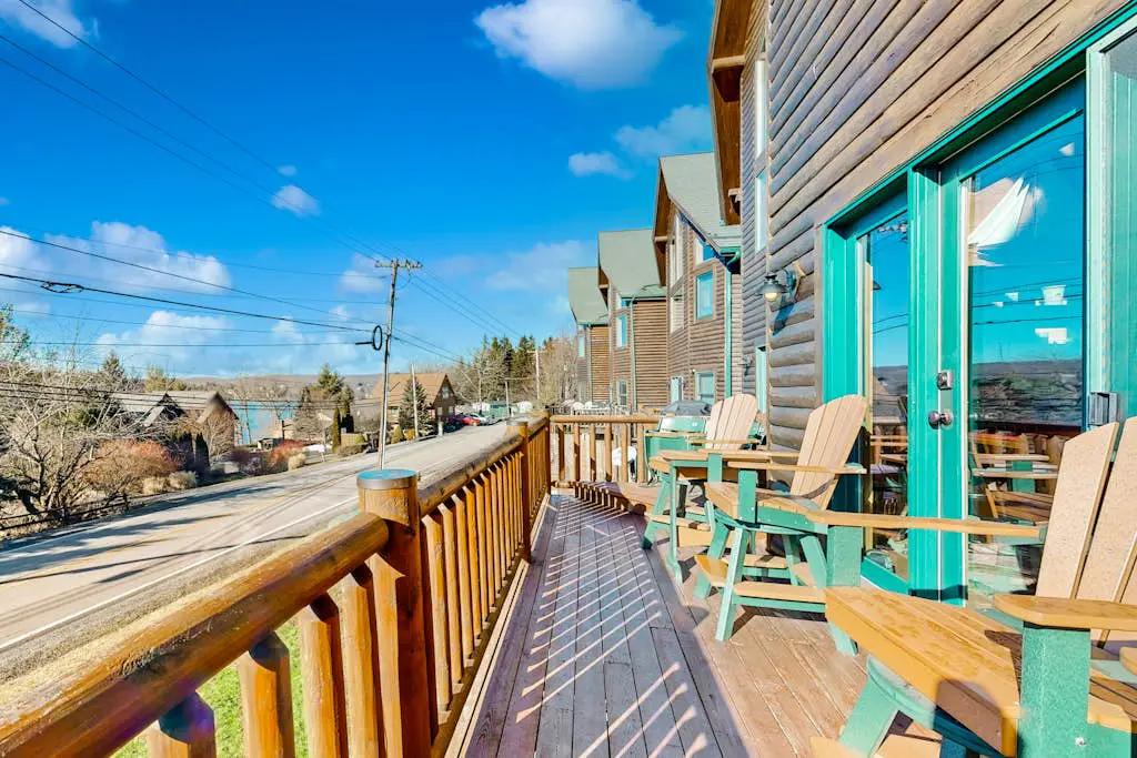 Charming 4BR Townhouse - LAKE VIEW - McHenry