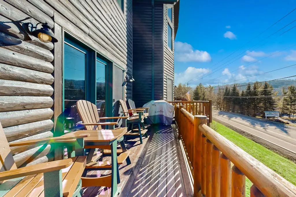 Charming 4BR Townhouse - LAKE VIEW - McHenry