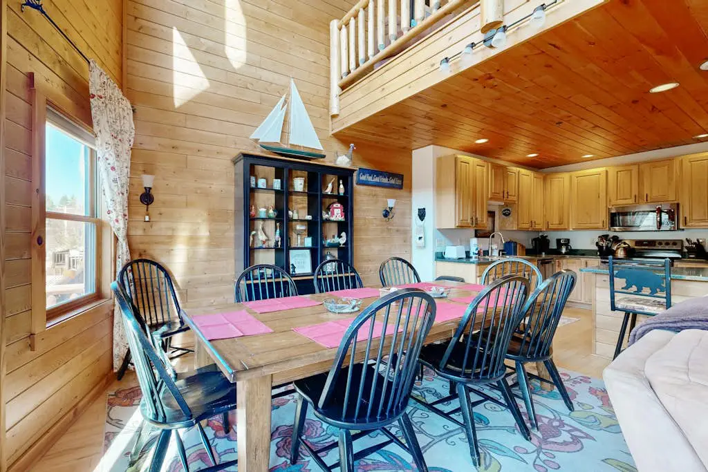Charming 4BR Townhouse - LAKE VIEW - McHenry