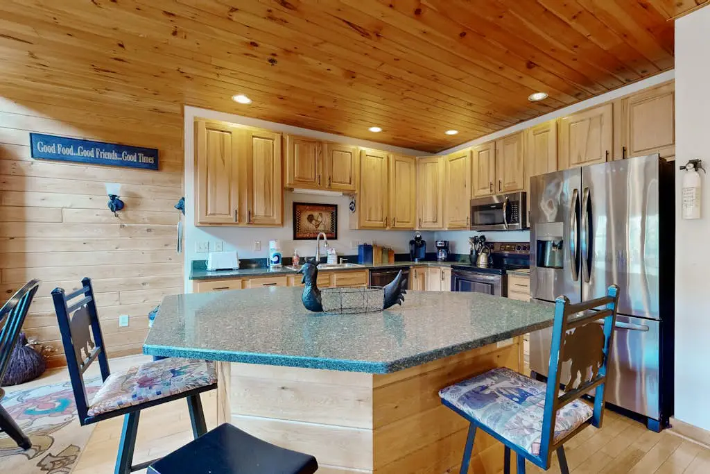 Charming 4BR Townhouse - LAKE VIEW - McHenry
