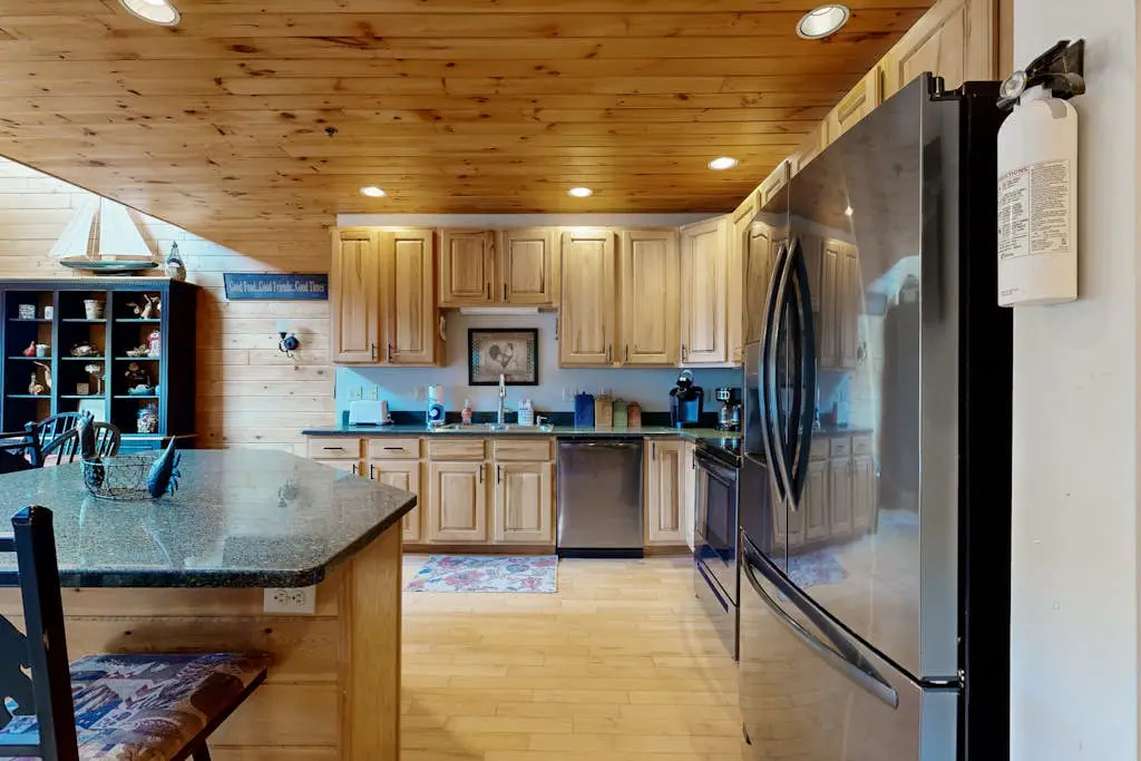 Charming 4BR Townhouse - LAKE VIEW - McHenry