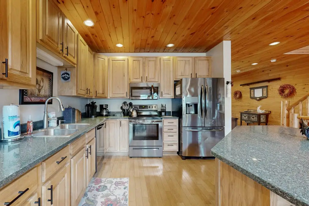 Charming 4BR Townhouse - LAKE VIEW - McHenry