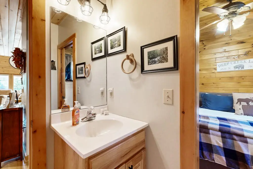 Charming 4BR Townhouse - LAKE VIEW - McHenry
