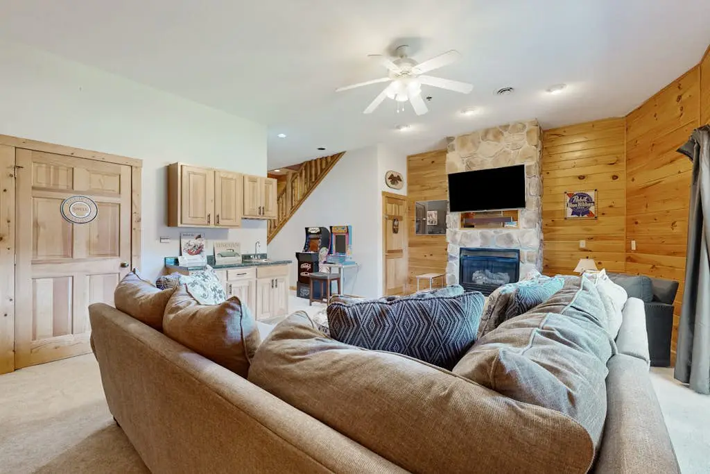 Charming 4BR Townhouse - LAKE VIEW - McHenry