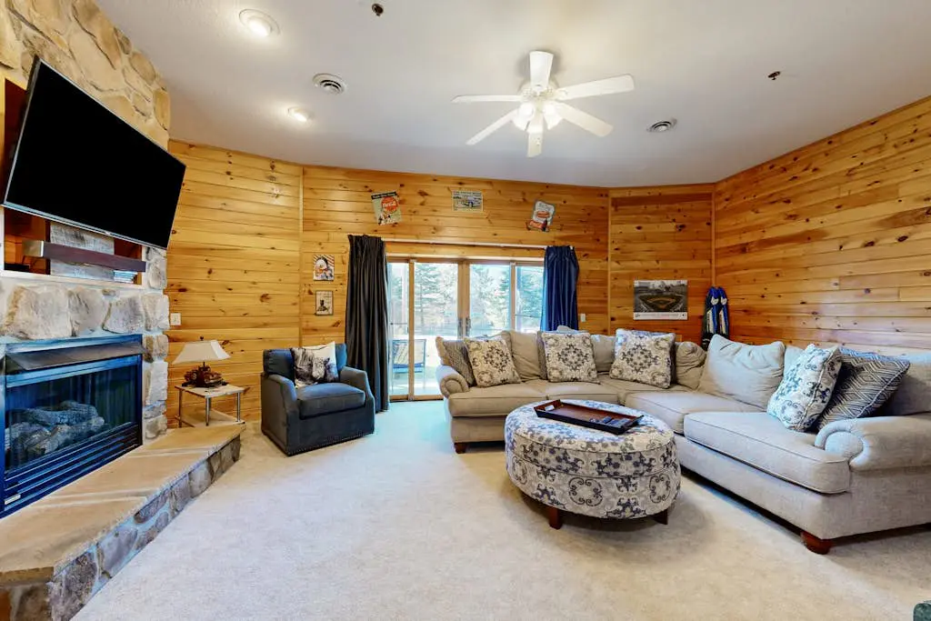 Charming 4BR Townhouse - LAKE VIEW - McHenry