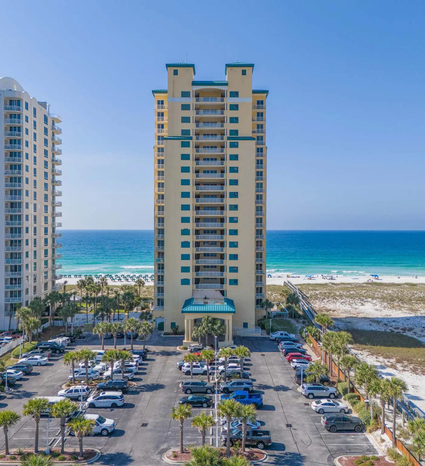 Sunny Beachfront condo with Gulf views, pool & deck