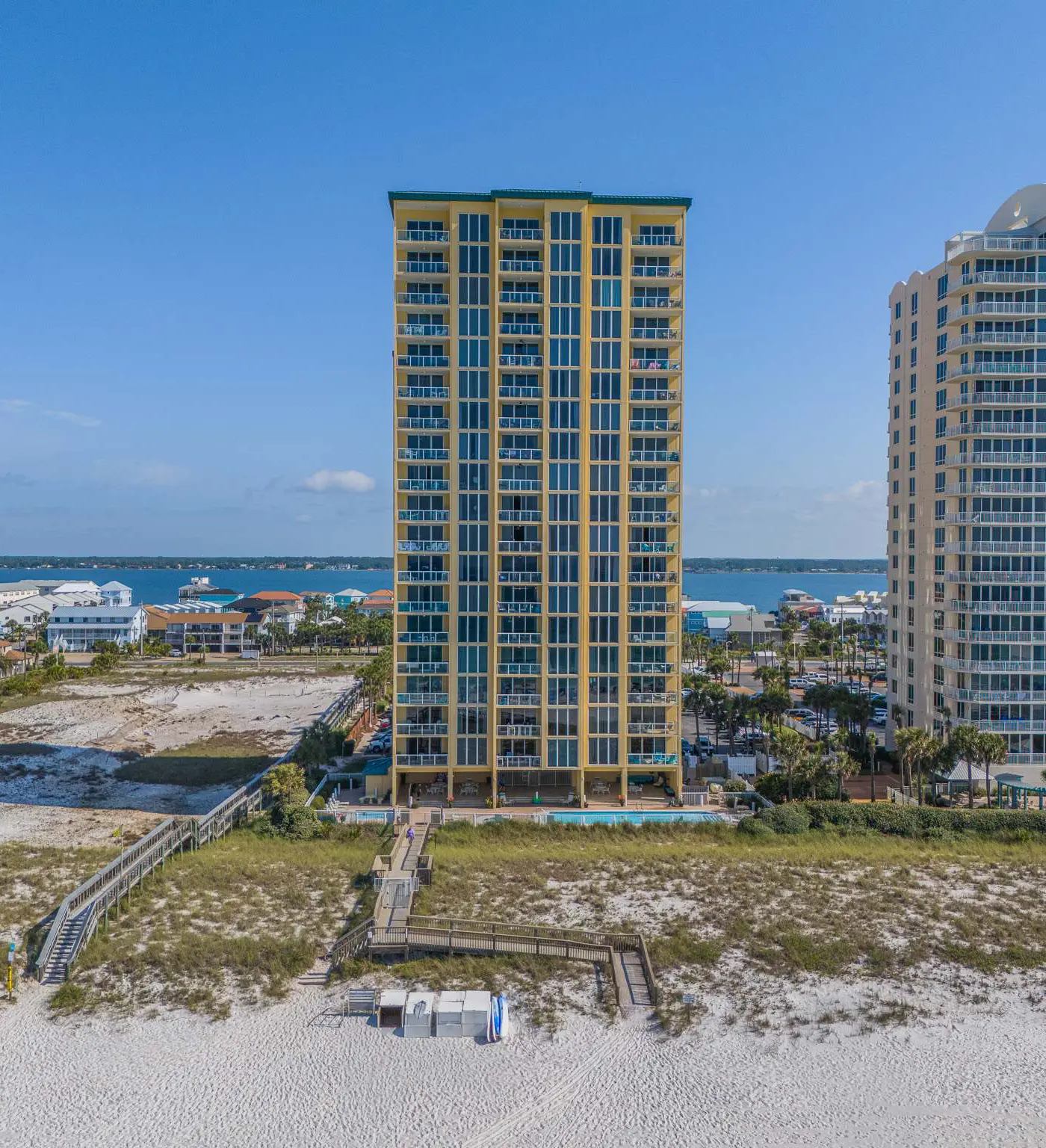 Sunny Beachfront condo with Gulf views, pool & deck
