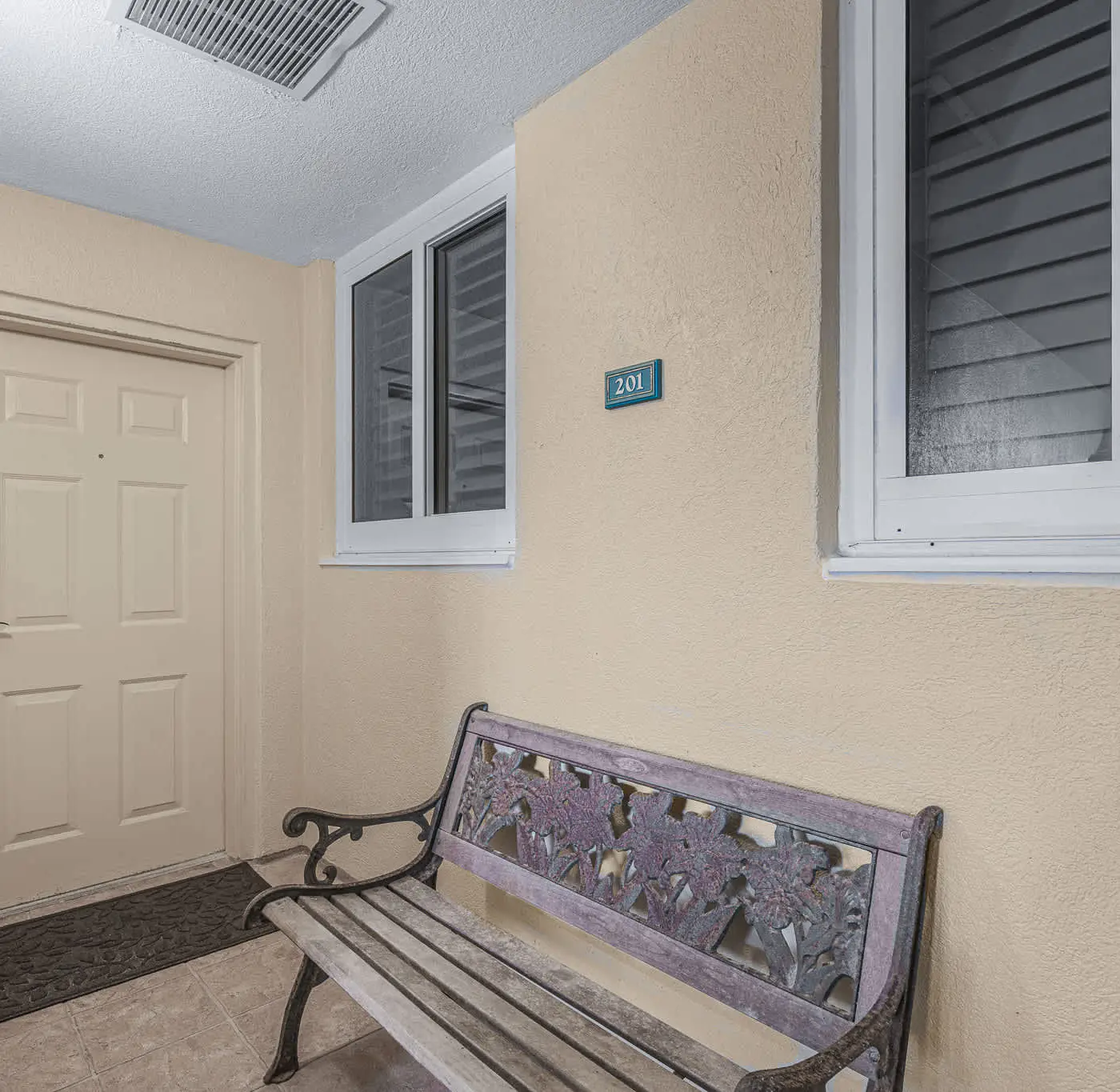 Sunny Beachfront condo with Gulf views, pool & deck