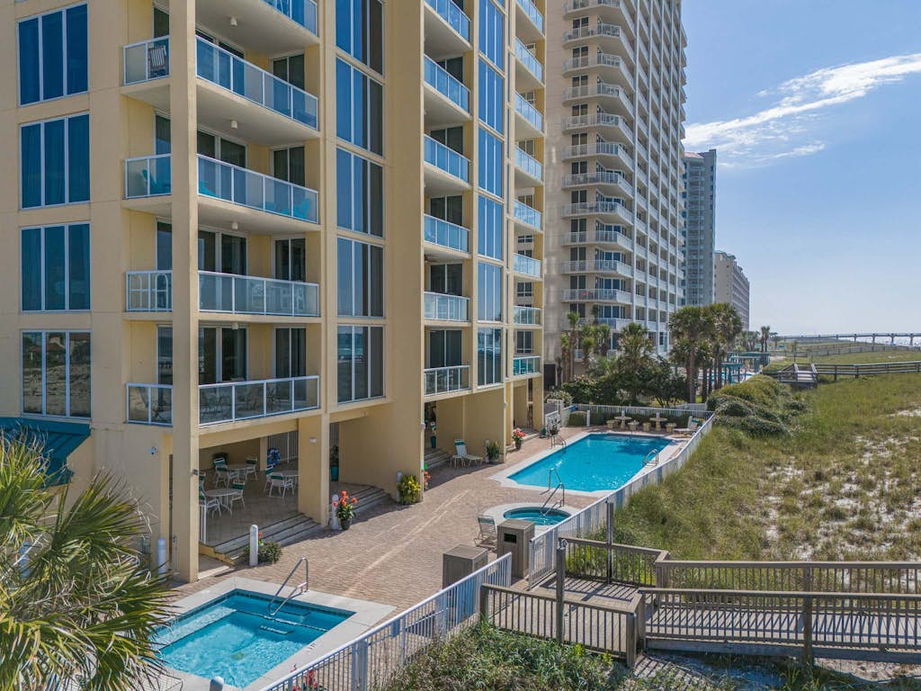 Sunny Beachfront condo with Gulf views, pool & deck