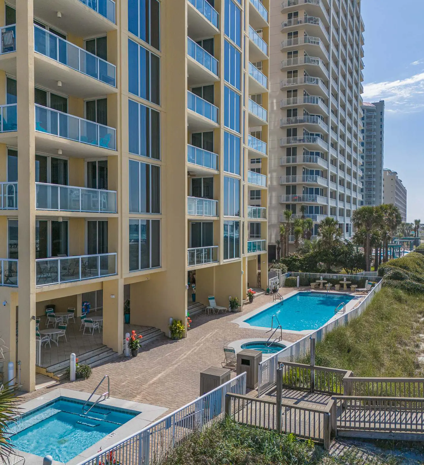 Sunny Beachfront condo with Gulf views, pool & deck