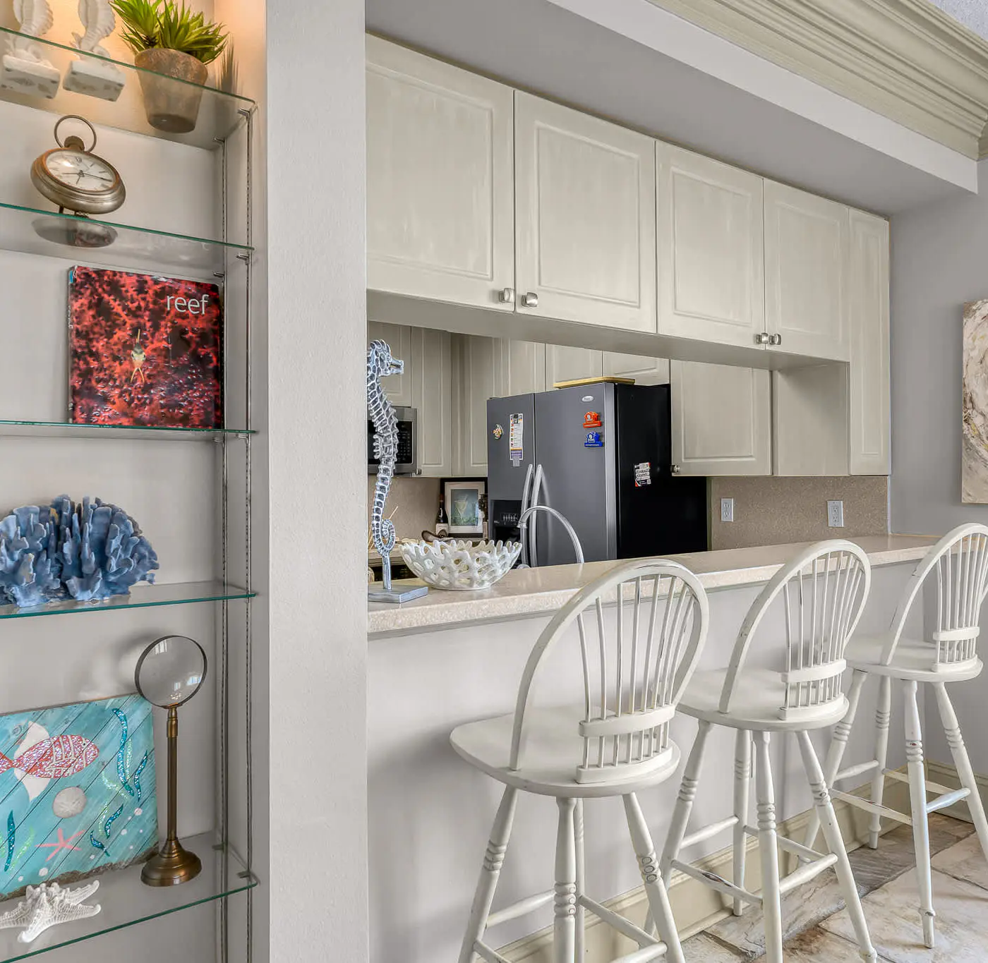 Sunny Beachfront condo with Gulf views, pool & deck