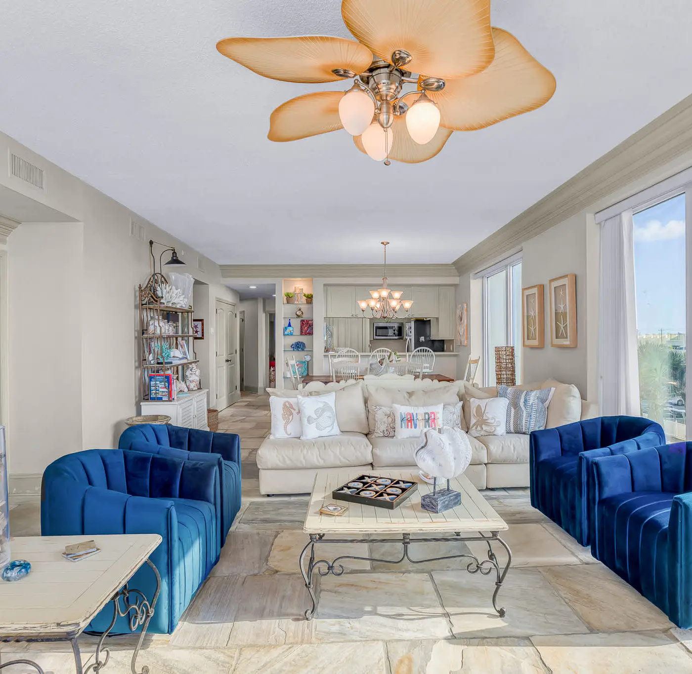 Sunny Beachfront condo with Gulf views, pool & deck