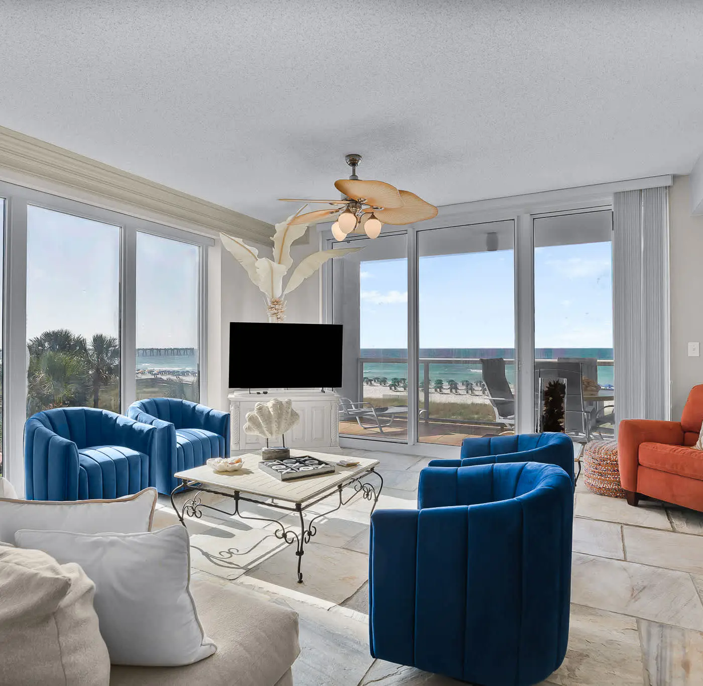 Sunny Beachfront condo with Gulf views, pool & deck