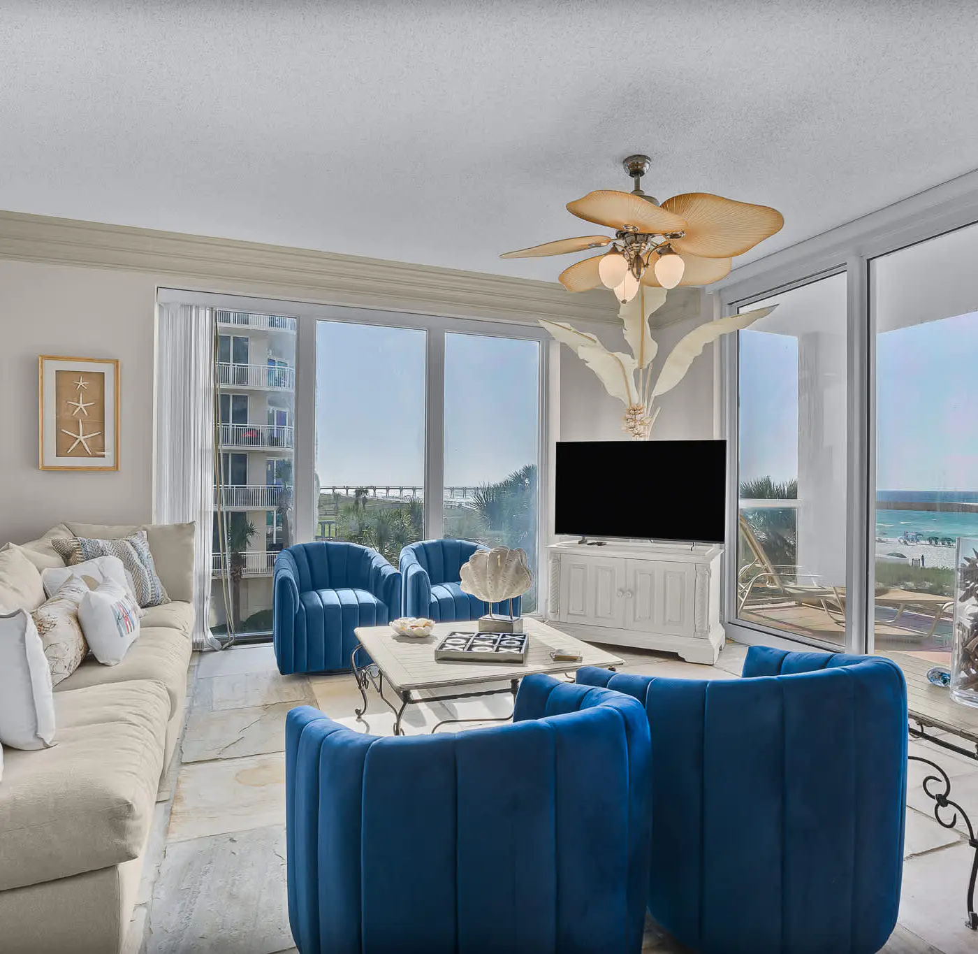 Sunny Beachfront condo with Gulf views, pool & deck