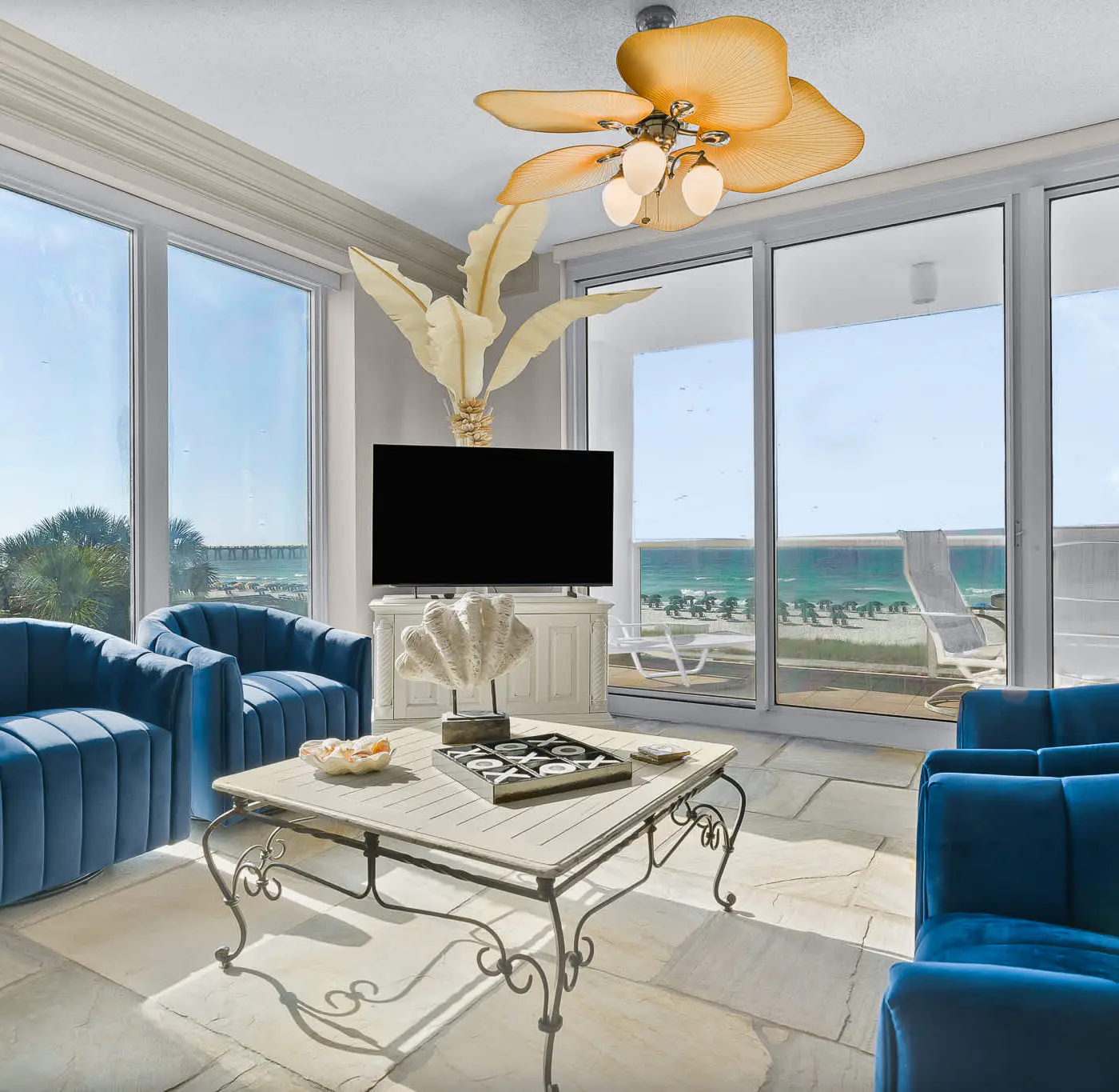 Sunny Beachfront condo with Gulf views, pool & deck