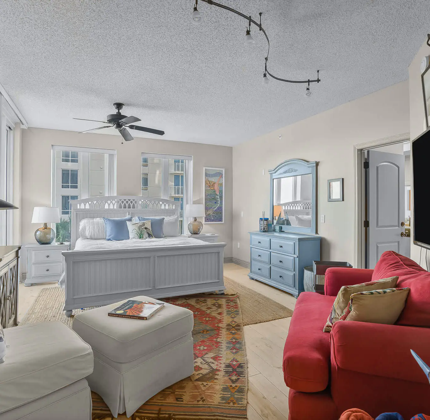 Sunny Beachfront condo with Gulf views, pool & deck