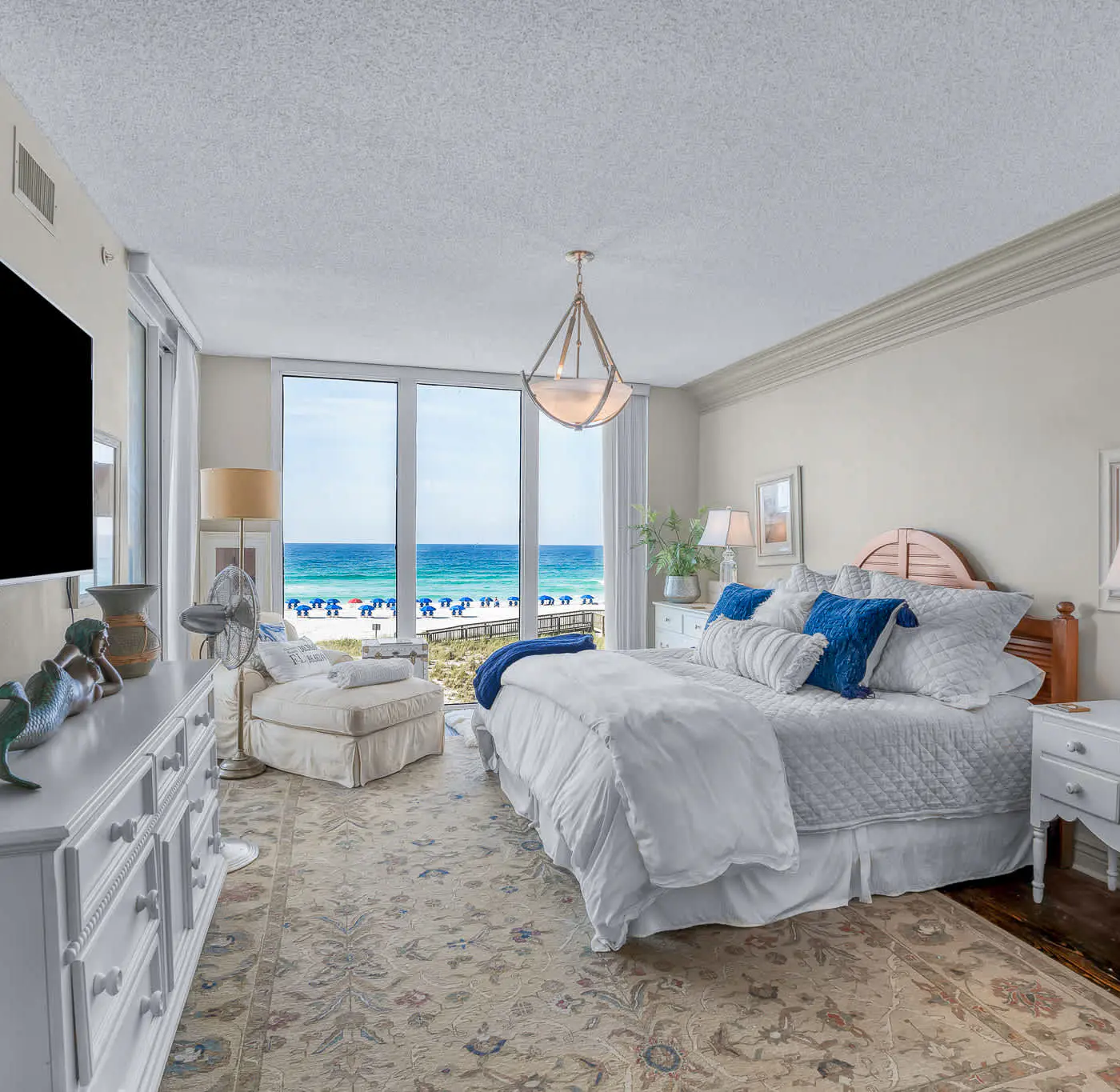 Sunny Beachfront condo with Gulf views, pool & deck