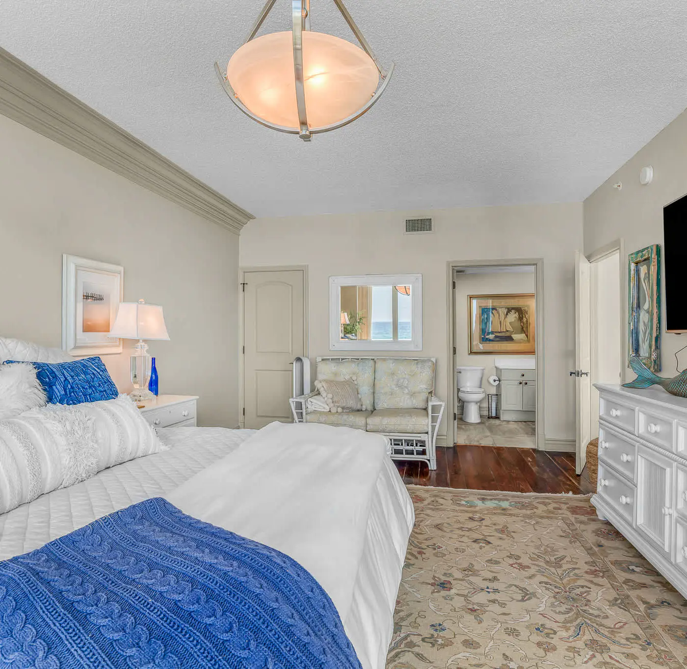 Sunny Beachfront condo with Gulf views, pool & deck