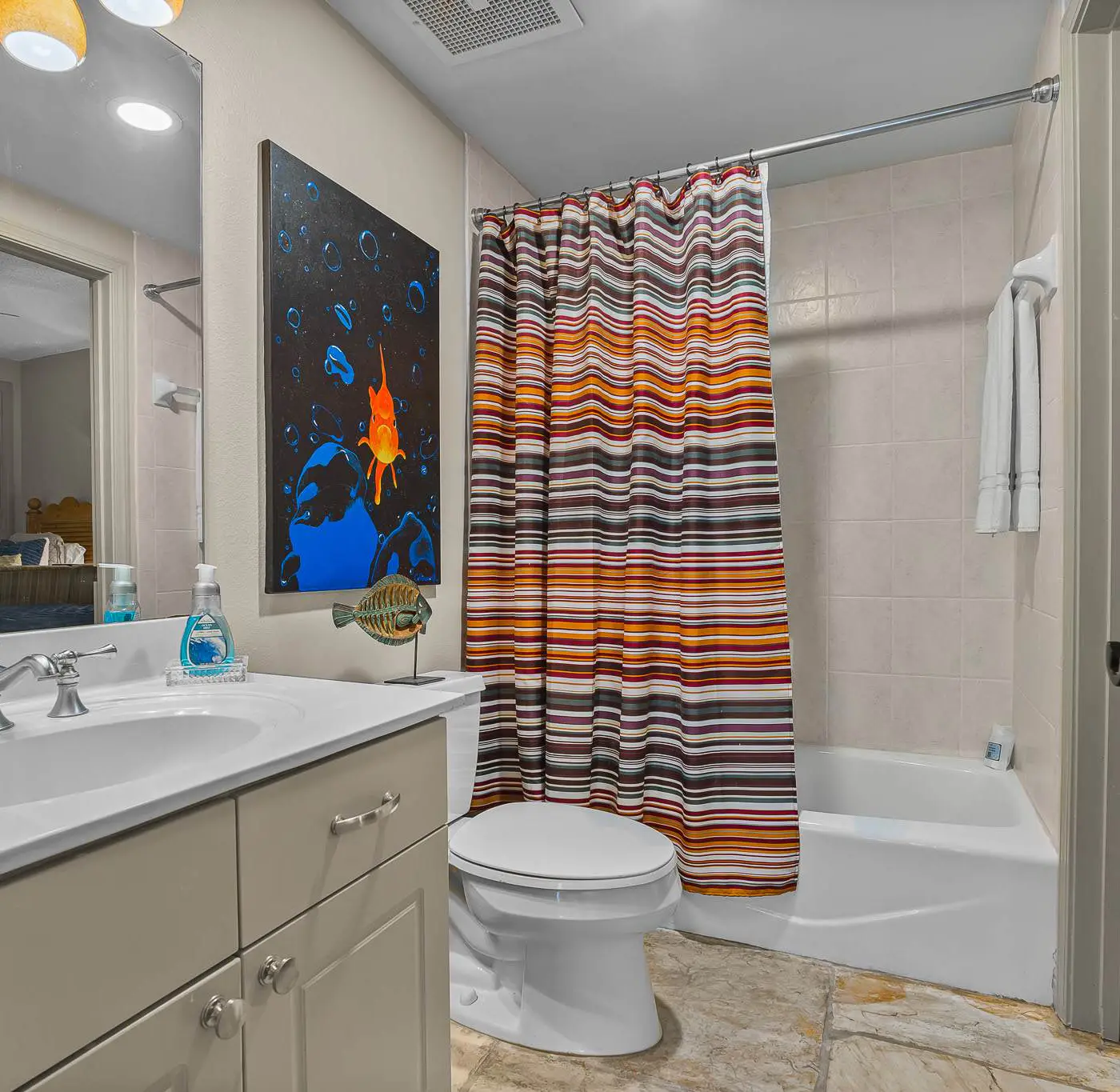 Sunny Beachfront condo with Gulf views, pool & deck
