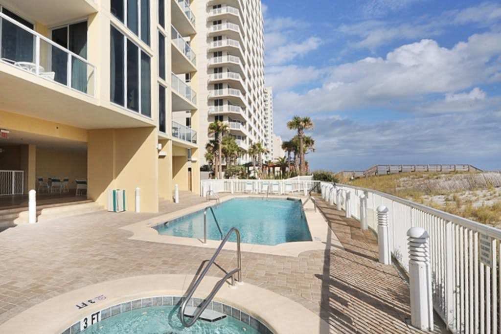 Sunny Beachfront condo with Gulf views, pool & deck