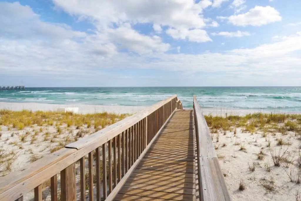 Sunny Beachfront condo with Gulf views, pool & deck