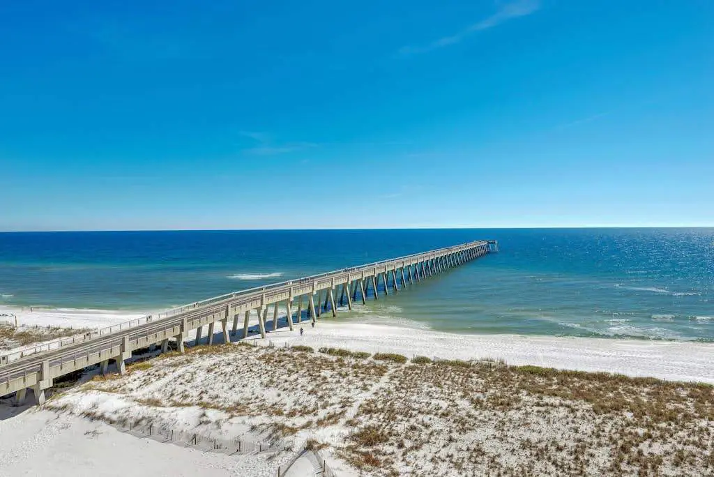 Sunny Beachfront condo with Gulf views, pool & deck