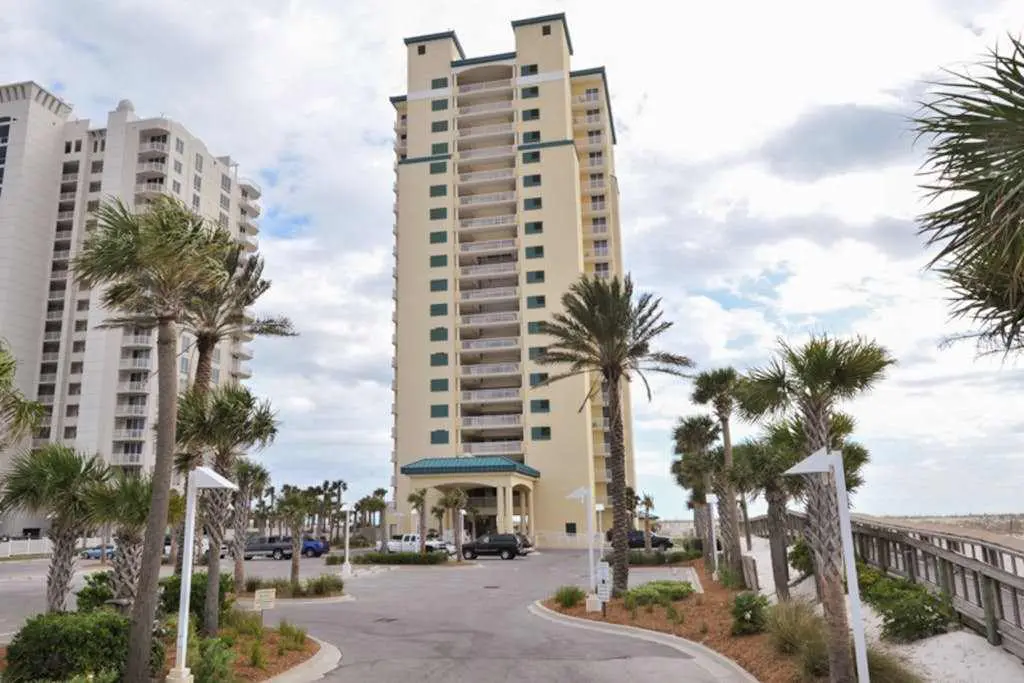 Sunny Beachfront condo with Gulf views, pool & deck