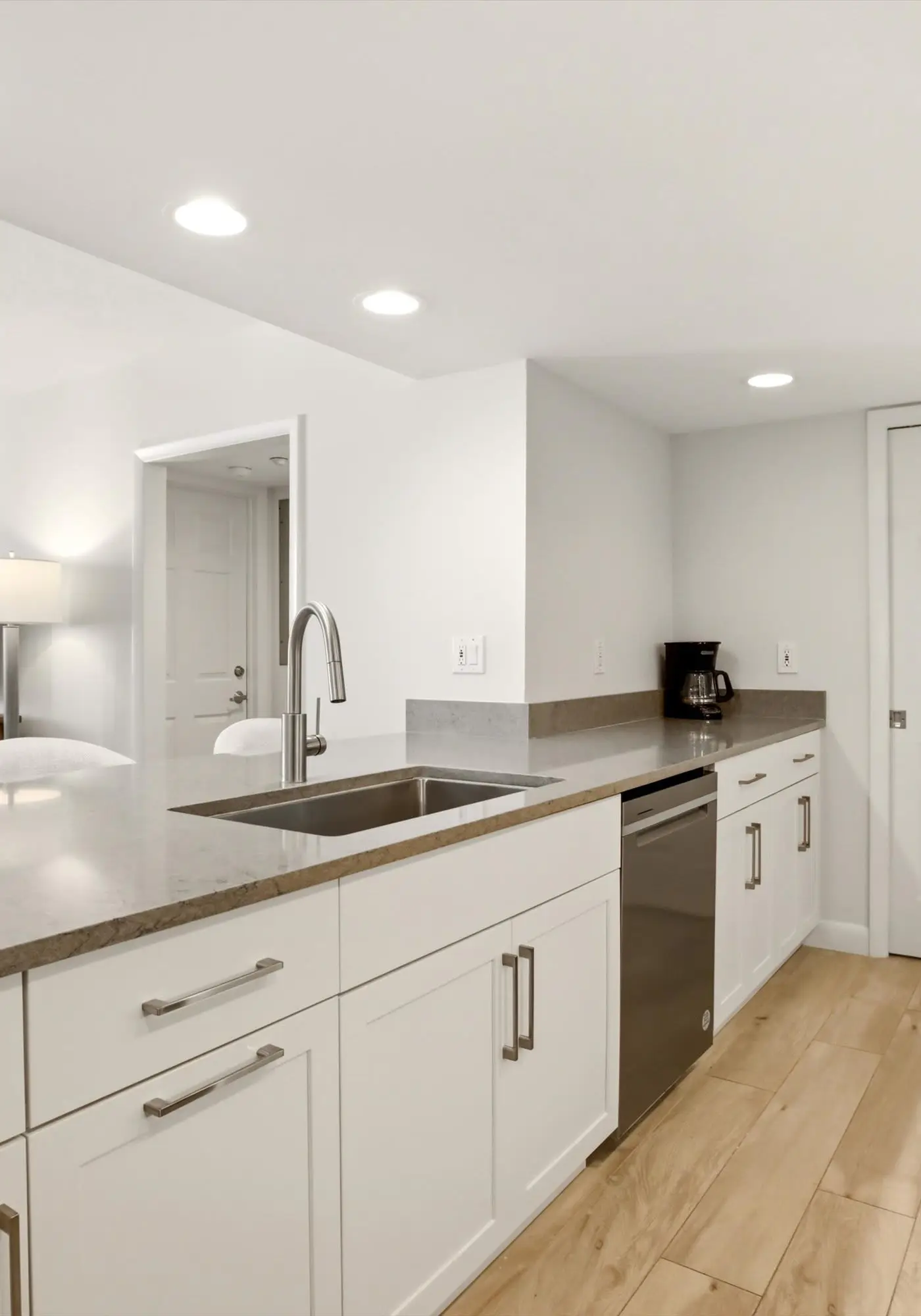 Beachfront Bliss, Cozy Condo with Patio, Pool & Stunning Views!