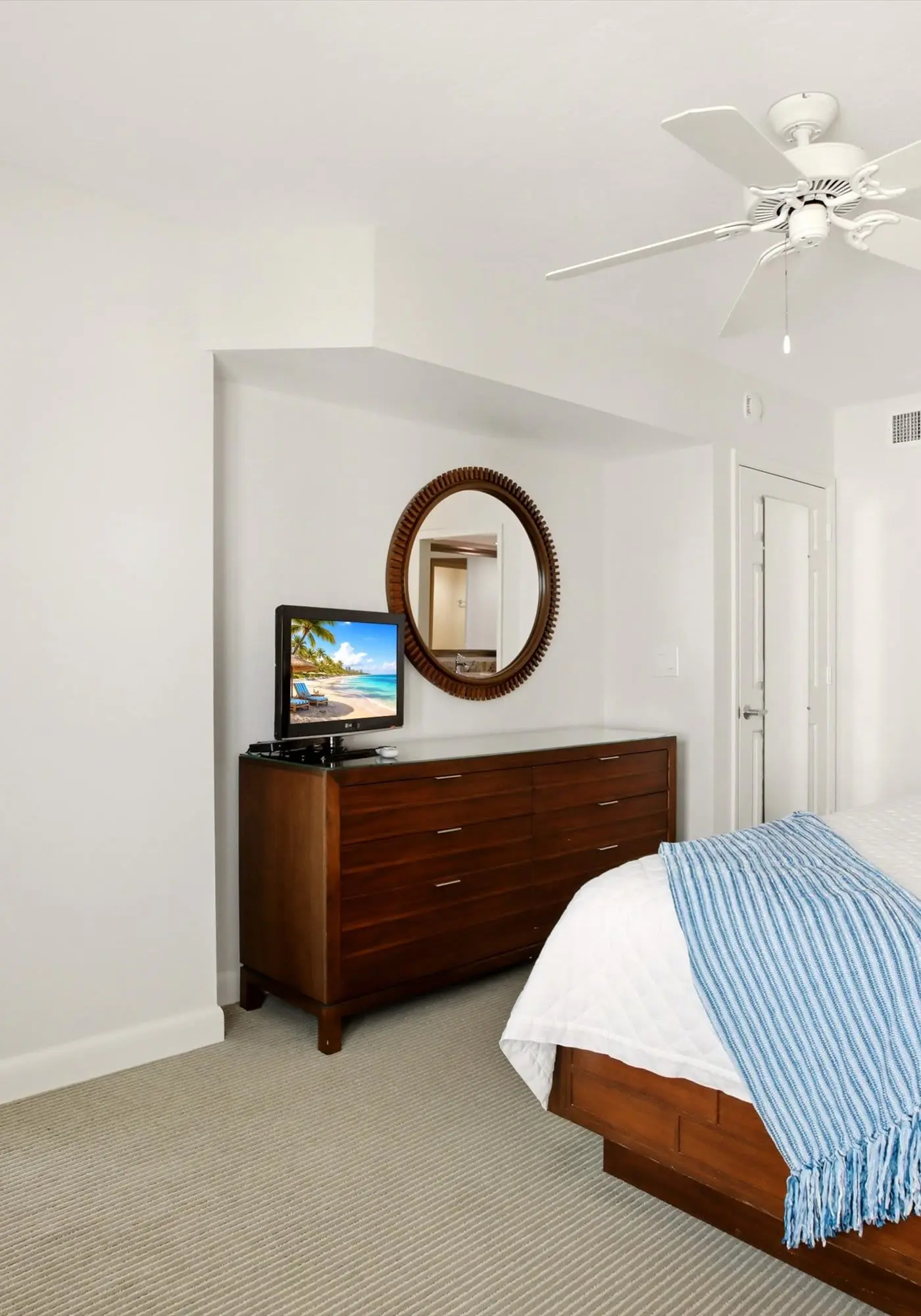 Beachfront Bliss, Cozy Condo with Patio, Pool & Stunning Views!