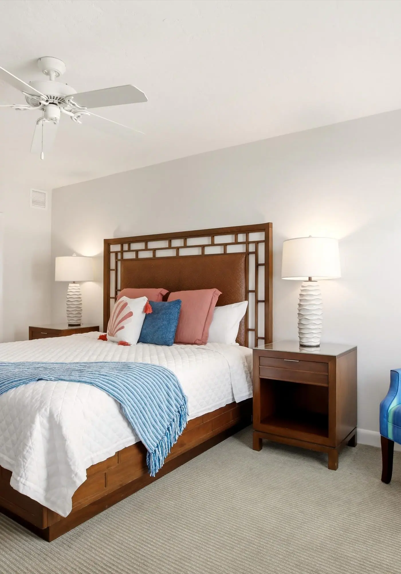 Beachfront Bliss, Cozy Condo with Patio, Pool & Stunning Views!