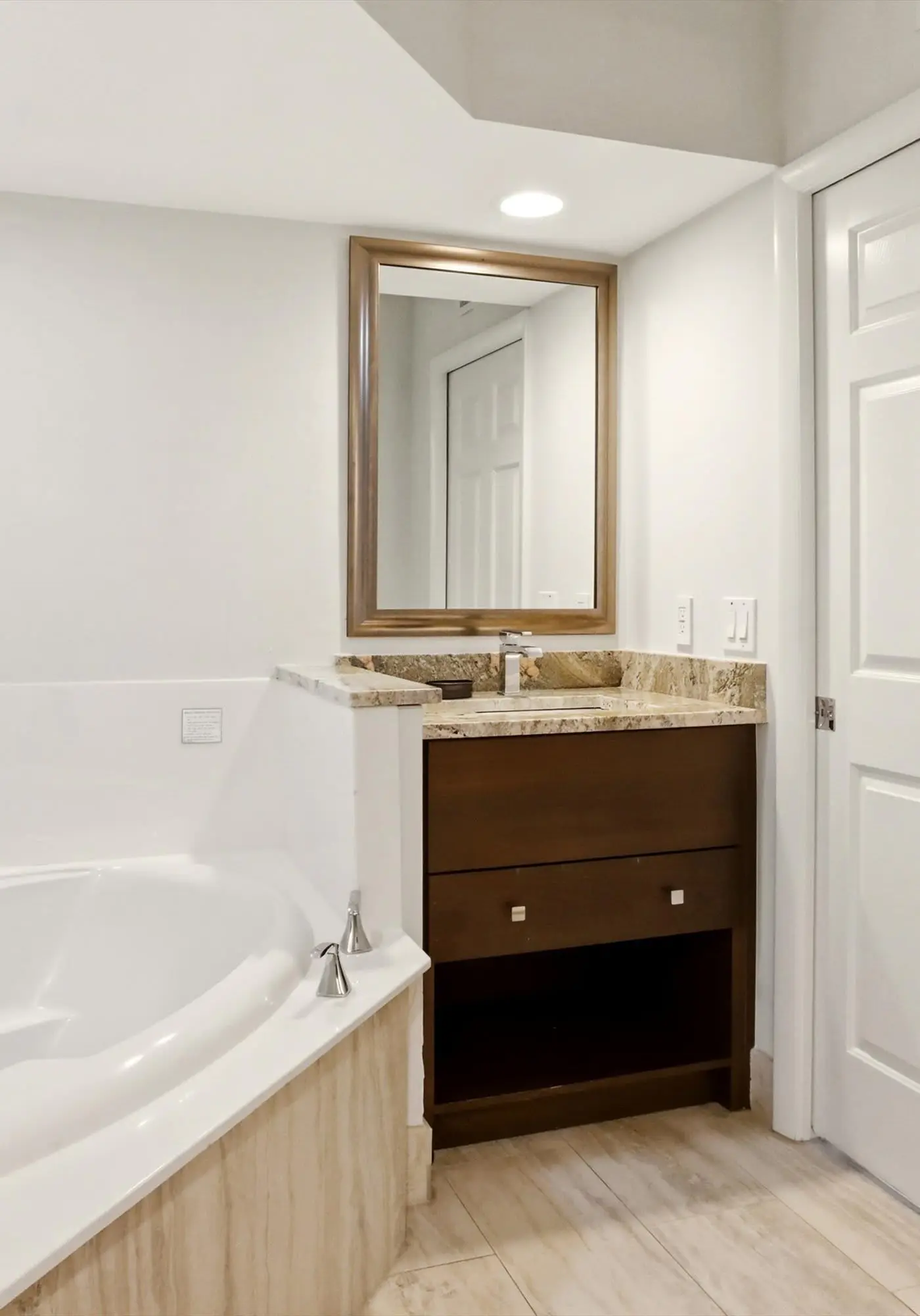 Beachfront Bliss, Cozy Condo with Patio, Pool & Stunning Views!