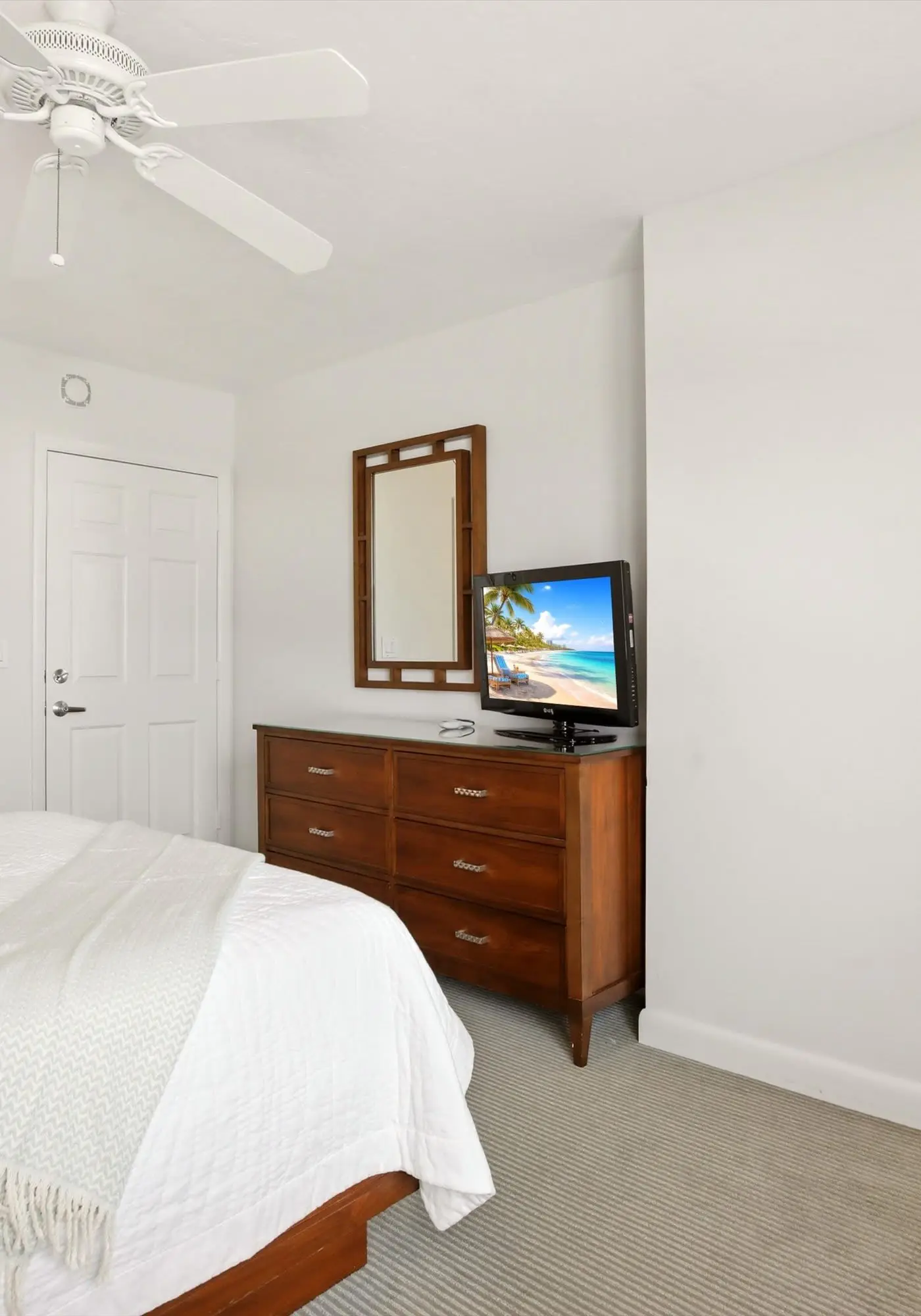 Beachfront Bliss, Cozy Condo with Patio, Pool & Stunning Views!