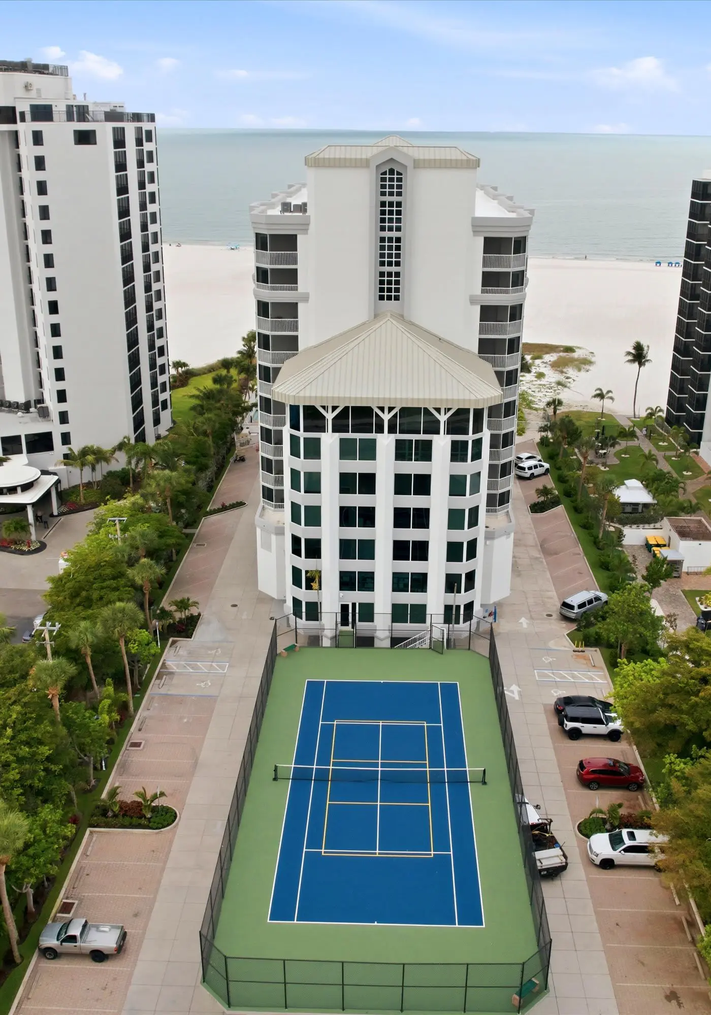 Beachfront Bliss, Cozy Condo with Patio, Pool & Stunning Views!