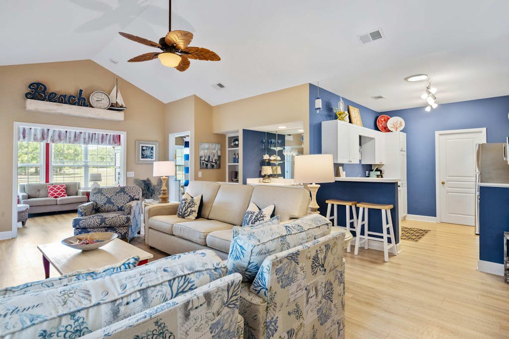 Beautiful & Spacious Golf View Villa Next to Pool 
