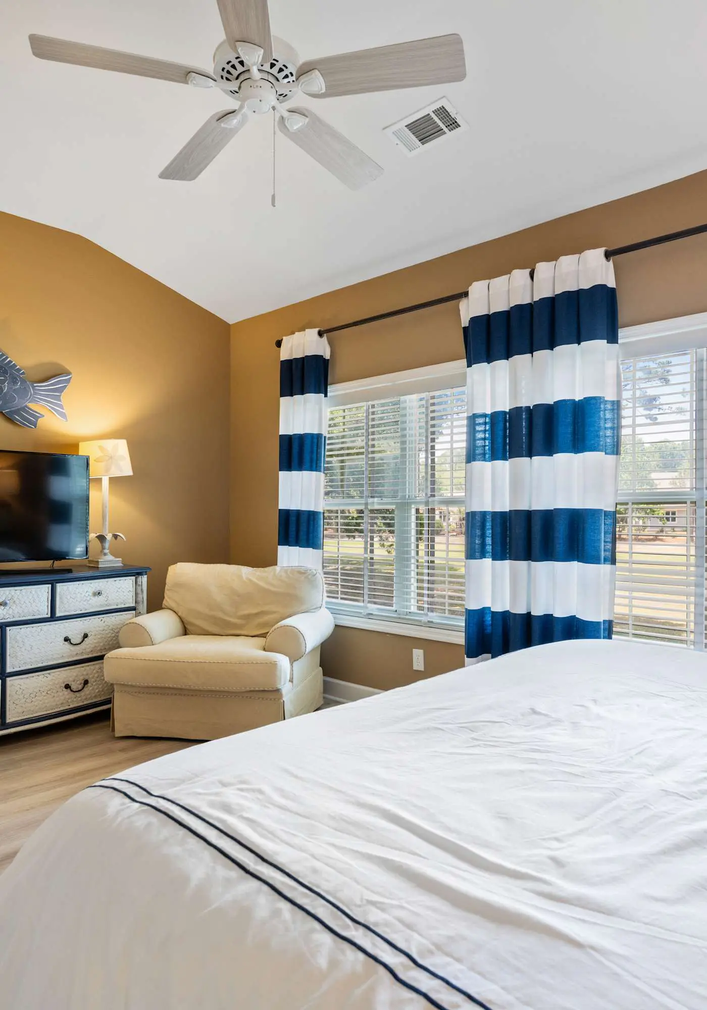 Beautiful & Spacious Golf View Villa Next to Pool 