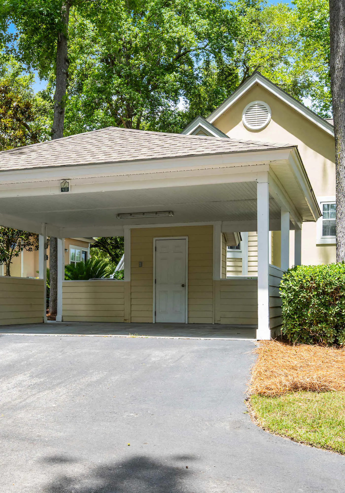 Beautiful & Spacious Golf View Villa Next to Pool 