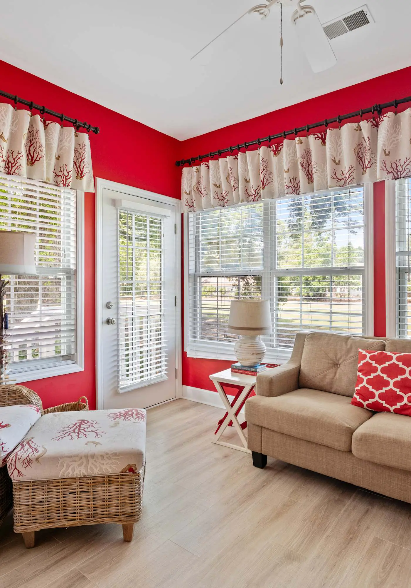 Beautiful & Spacious Golf View Villa Next to Pool 