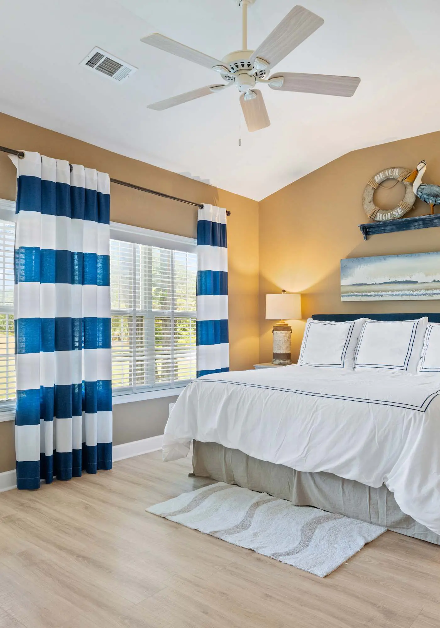 Beautiful & Spacious Golf View Villa Next to Pool 