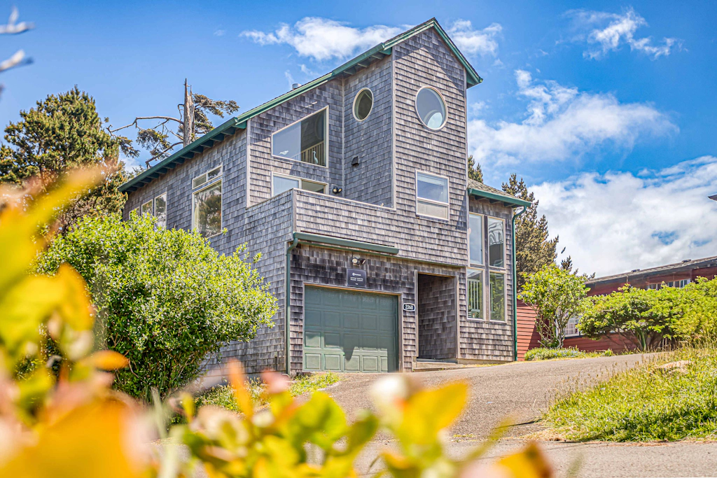 Panoramic Ocean Views & Cozy Coastal Escape