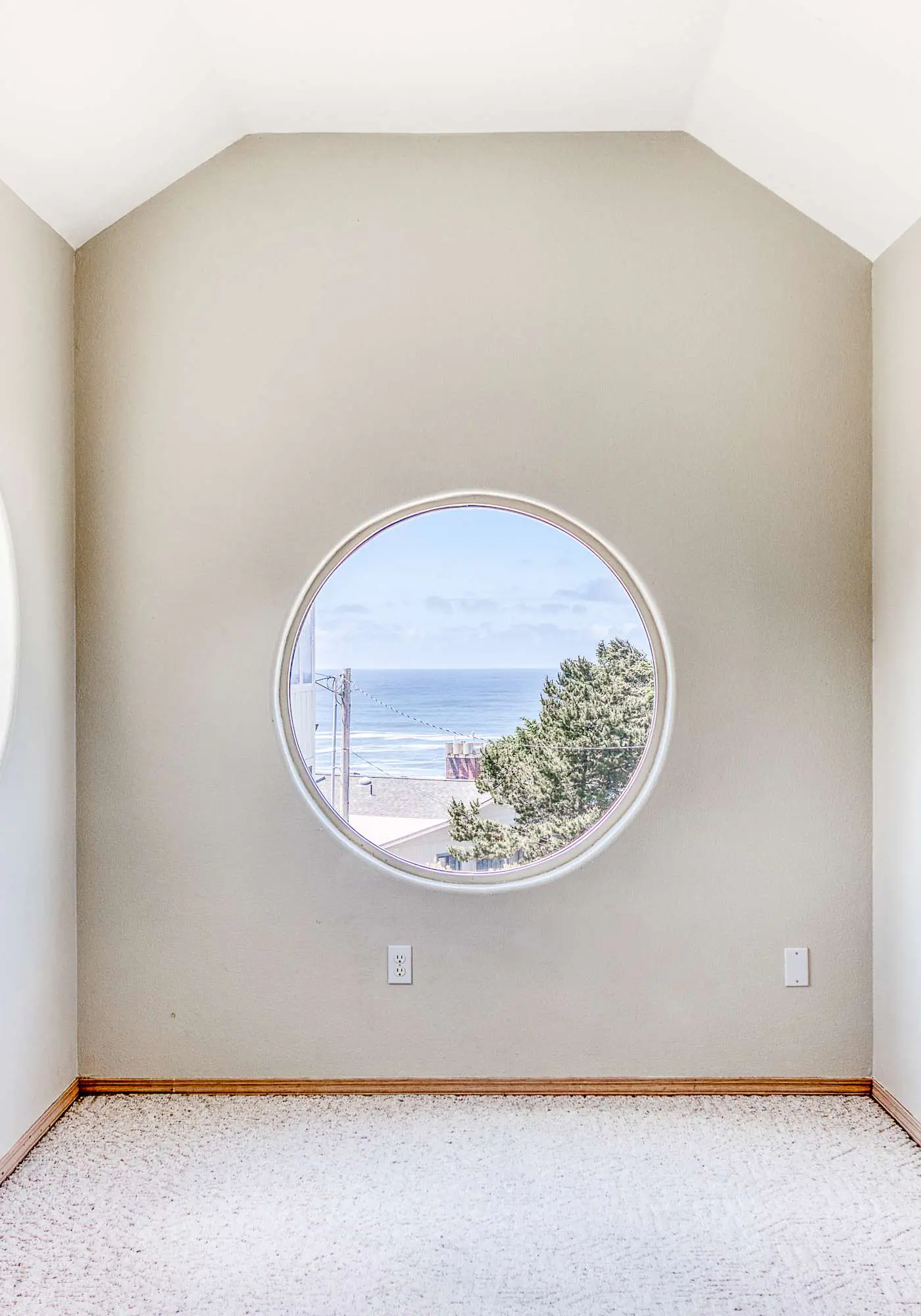 Panoramic Ocean Views & Cozy Coastal Escape