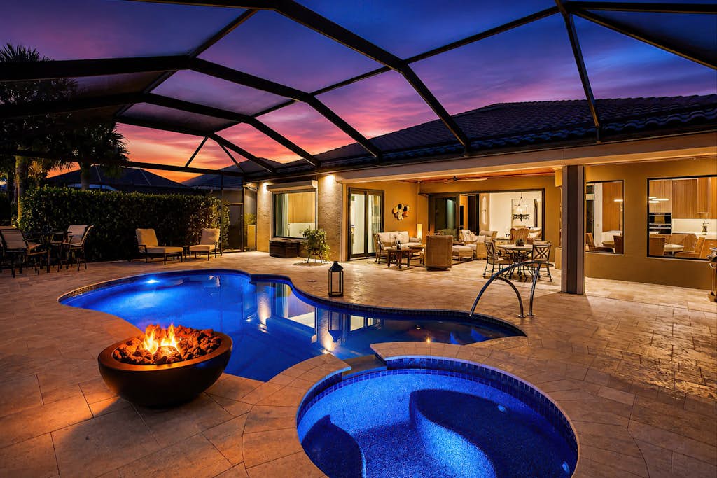 Naples Waterfront Oasis, Private Pool, Hot Tub & Stunning Views!