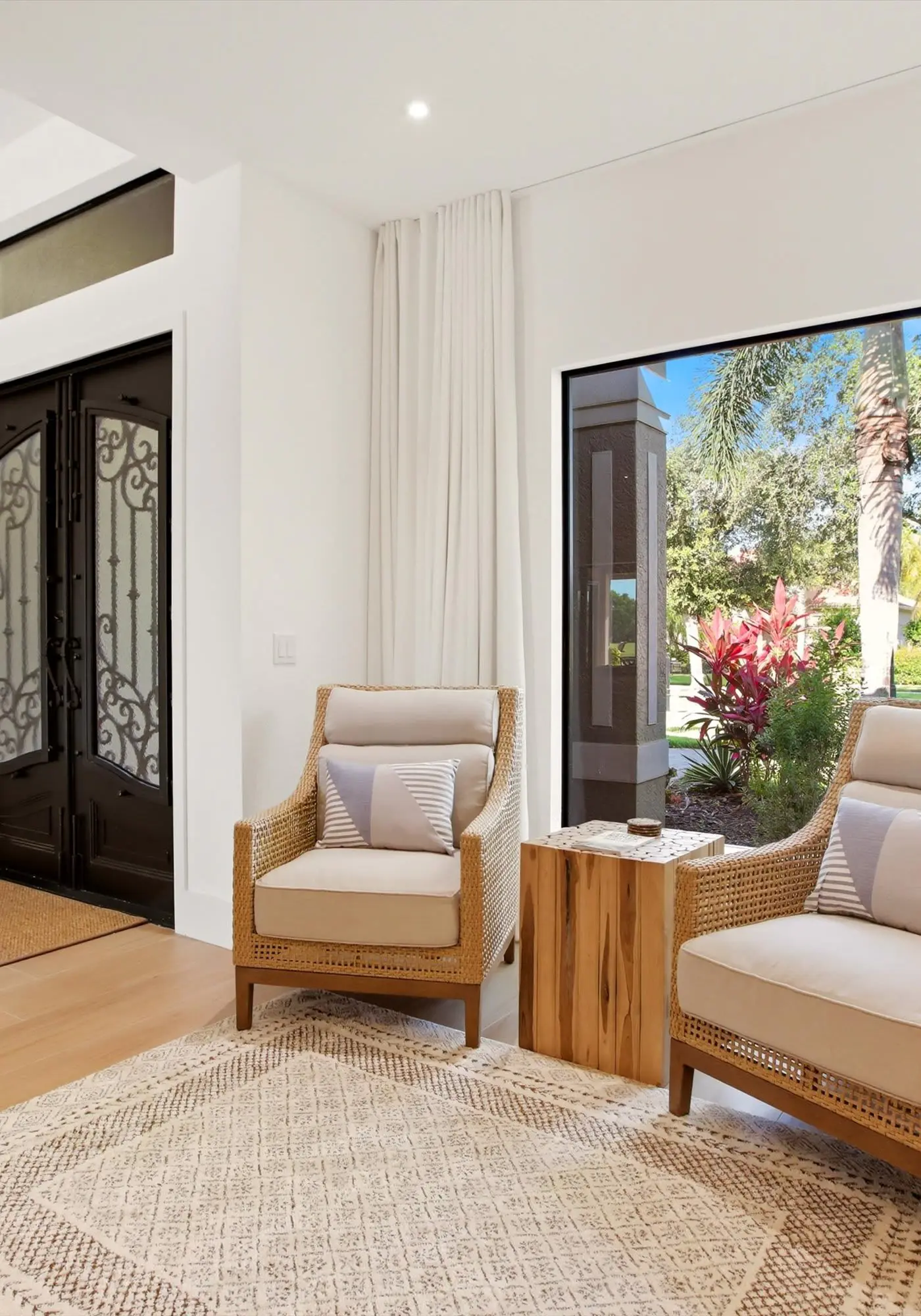 Naples Waterfront Oasis, Private Pool, Hot Tub & Stunning Views!